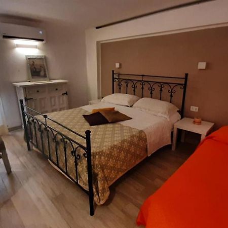 Апартаменты La Nicchia Del Borgo Таранто Экстерьер фото